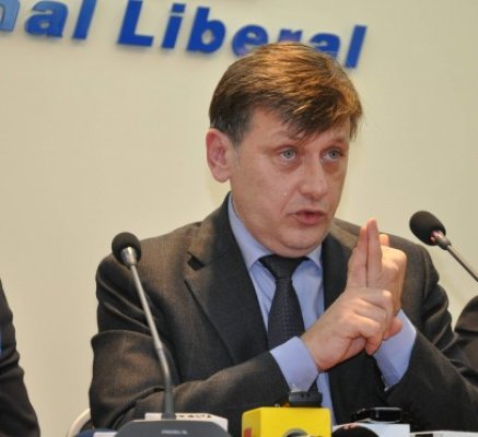 Antonescu: Băsescu şi ai lui s-au purtat în Europa ca nişte slugi. Eu am crescut în cultura europeană